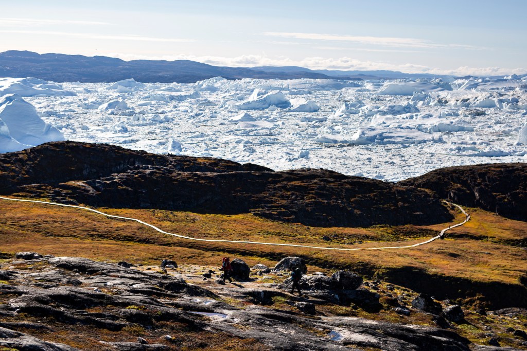 hiking-path-along-ilulissat-icefjord.-photo-aningaaq-r-carlsen-visit-greenland